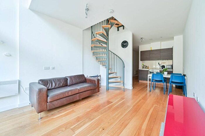 2 Bedroom Flat To Rent In Crampton Street, Elephant And Castle, London, SE17