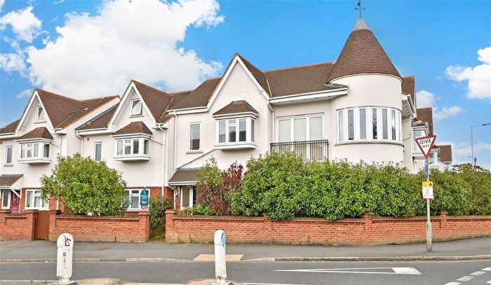 2 Bedroom Flat For Sale In Squirrels Heath Lane, Gidea Park, Essex, RM2