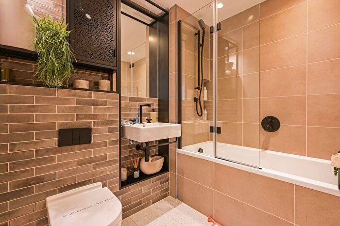 1 Bedroom Flat For Sale In Heron Wharf, Tower Hamlets, E14