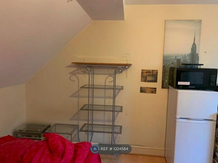 Studio To Rent In Greenfield Gardens, London, NW2