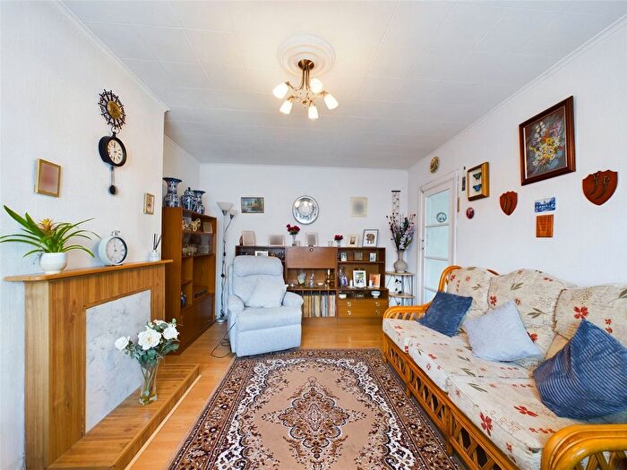 2 Bedroom Flat For Sale In Chase Cross Road, Romford, RM5