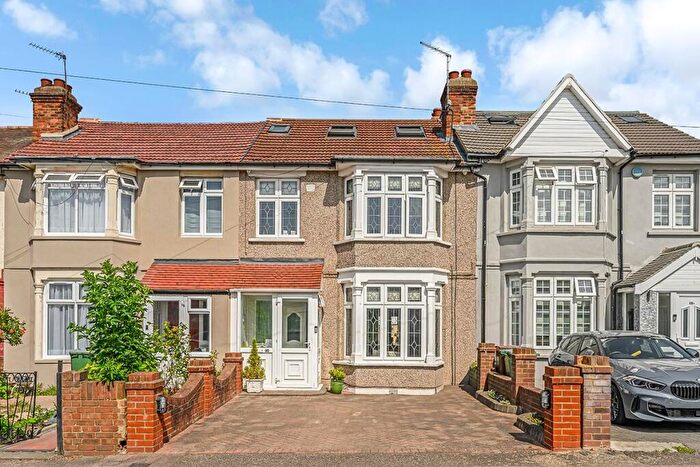 4 Bedroom House For Sale In Middleton Avenue, Chingford, E4