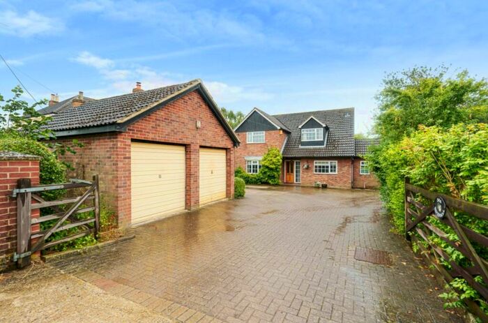 4 Bedroom Detached House For Sale In Wood End Road, Kempston, Bedford, MK43