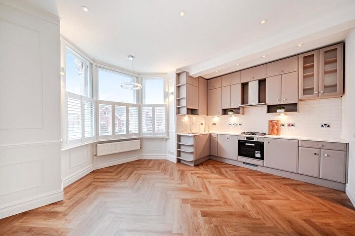 2 Bedroom Flat To Rent In Kings Road, Richmond, TW10