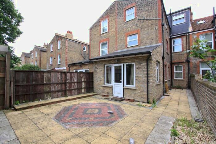 3 Bedroom Flat To Rent In Tooting Bec Road, Tooting Bec, London SW17