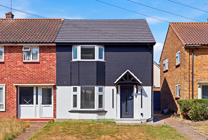 3 Bedroom Semi-Detached House For Sale In Mendip Crescent, Westcliff-on-sea, SS0