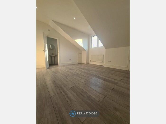 3 Bedroom Flat To Rent In Norfolk Street, London, E7