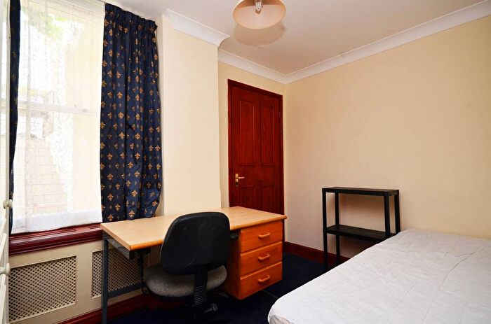 2 Bedroom Flat To Rent In Penywern Road, Earls Court, London, SW5