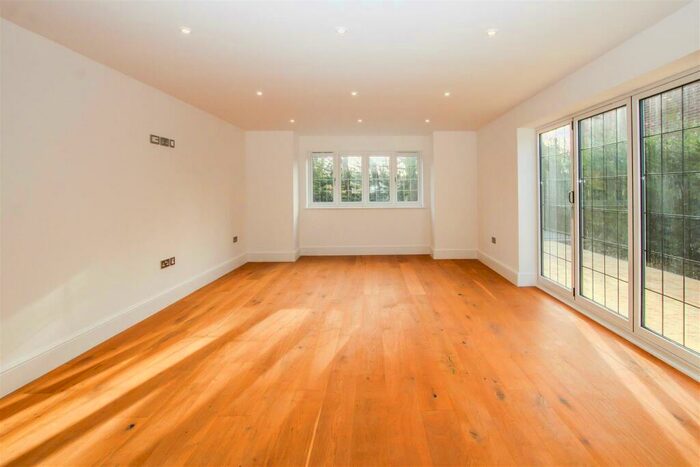 2 Bedroom Apartment For Sale In Shenfield Road, Shenfield, Brentwood, CM15