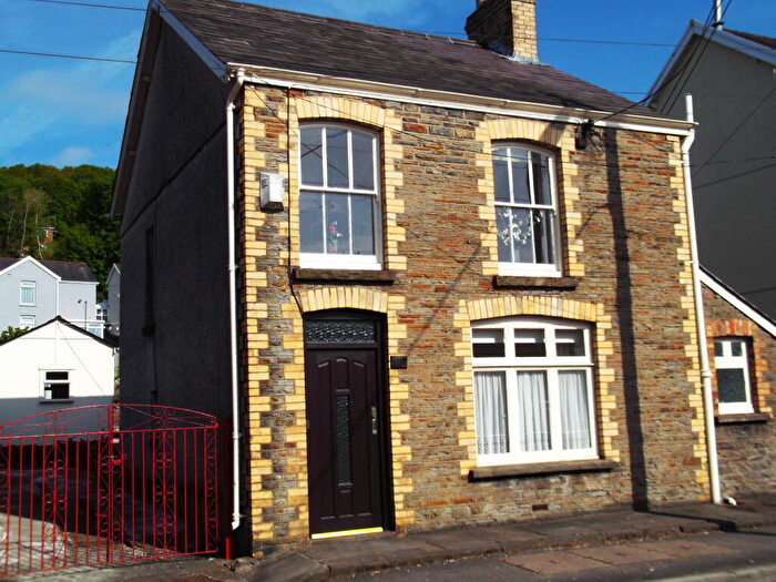 3 Bedroom House To Rent In Swansea Road, Trebanos, SA8