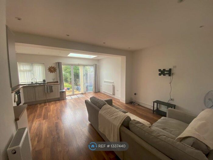 4 Bedroom Semi-Detached House To Rent In Wadham Gardens, Greenford, UB6