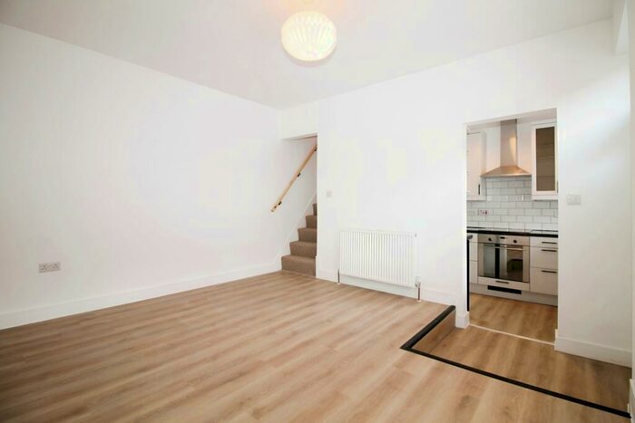 3 Bedroom End Of Terrace House To Rent In Noster View, Leeds, LS11