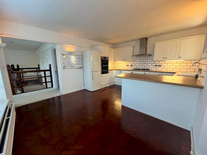 3 Bedroom Flat To Rent In Pembroke Road, Sevenoaks, TN13