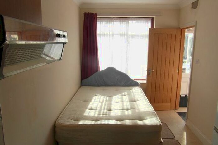 Studio To Rent In Vernon Drive, Stanmore HA7