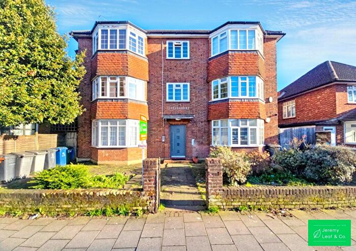 2 Bedroom Flat For Sale In Ballards Lane, Finchley, London, N12