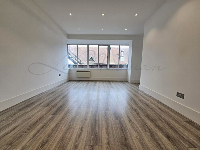 1 Bedroom Flat To Rent In Market Place, Berkshire, RG40