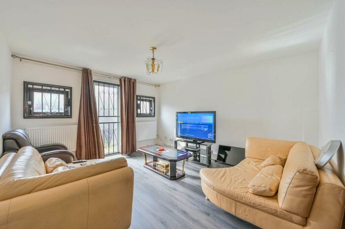 3 Bedroom Flat To Rent In Marie LLoyd Gardens, Crouch End, London, N19