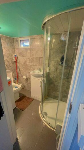 Studio To Rent In Rosedale Gardens, Dagenham, RM9