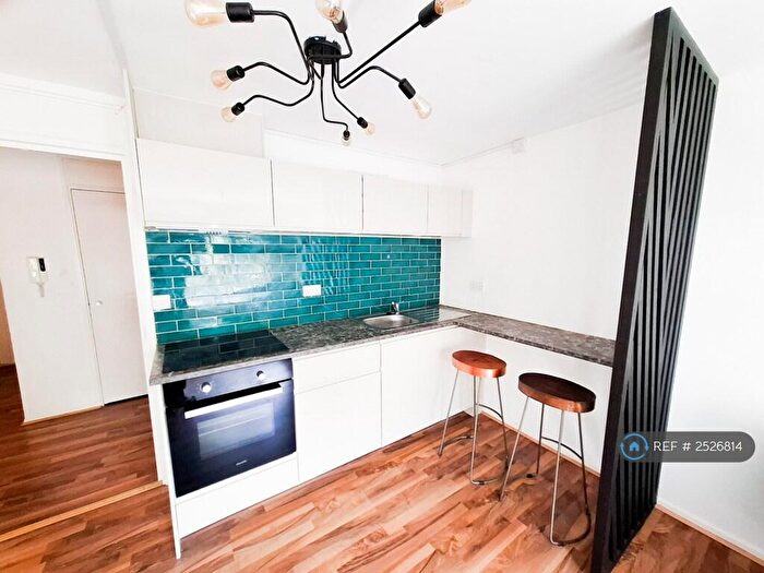2 Bedroom Flat To Rent In Alton Street, London, E14