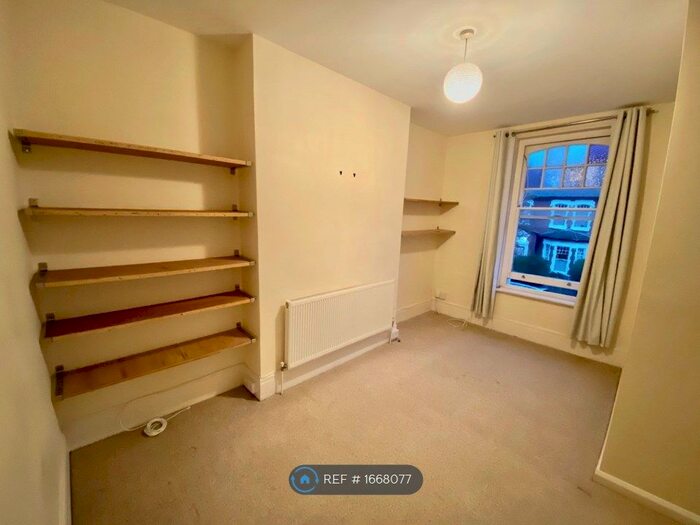 Studio To Rent In Clifton Road, London, N8