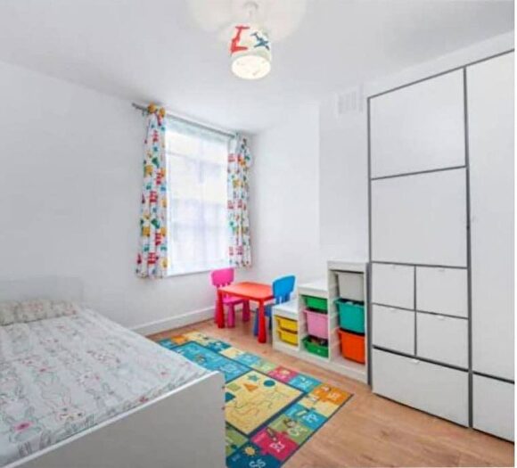 3 Bedroom Flat To Rent In Wandsworth Bridge Road, Fulham, London, SW6