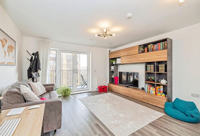 2 Bedroom Flat For Sale In Colnebank Drive, Watford, WD18