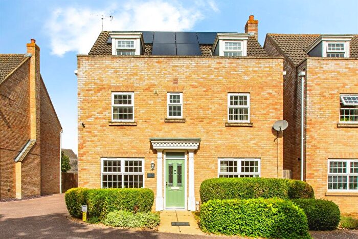 5 Bedroom Detached House For Sale In Robertson Way, Sapley, Huntingdon, PE28