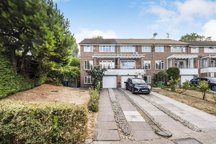 4 Bedroom Town House For Sale In Park Lane, Wembley, HA9