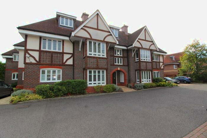 2 Bedroom Ground Flat To Rent In Shoppenhangers Road, Maidenhead, SL6