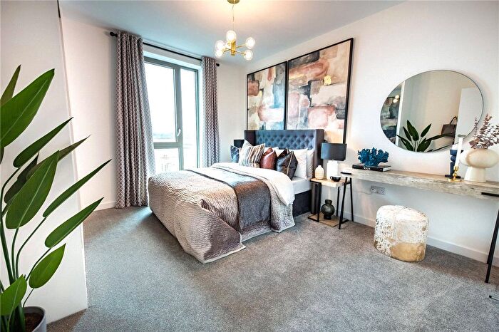 2 Bedroom Flat For Sale In The Lock, Greenford Quay, Greenford, UB6