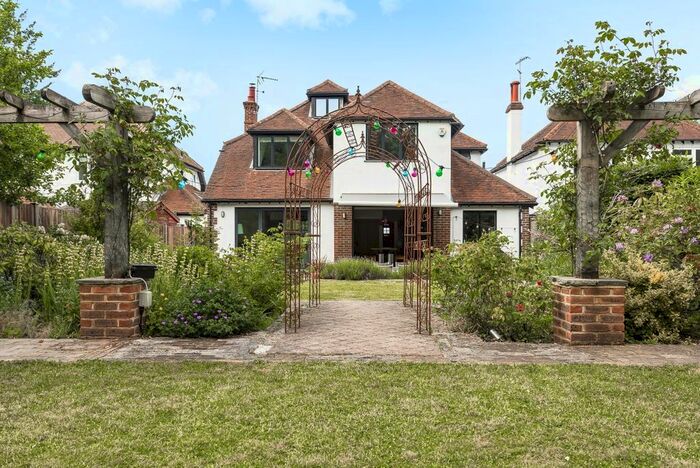 5 Bedroom Detached House To Rent In Barons Hurst, Epsom, KT18