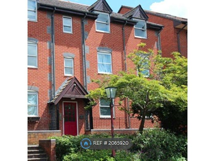 2 Bedroom Flat To Rent In Lynden Mews, Reading, RG2