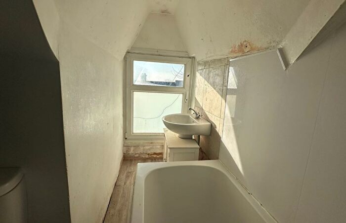 1 Bedroom Flat For Sale In Flat, St. Mary's Road, South Norwood, London, SE25