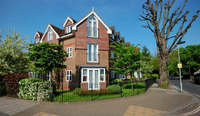2 Bedroom Flat To Rent In Holly Bush Lane, Hampton, TW12