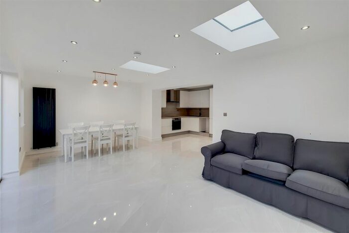 3 Bedroom Flat To Rent In Effra Road, London, SW19