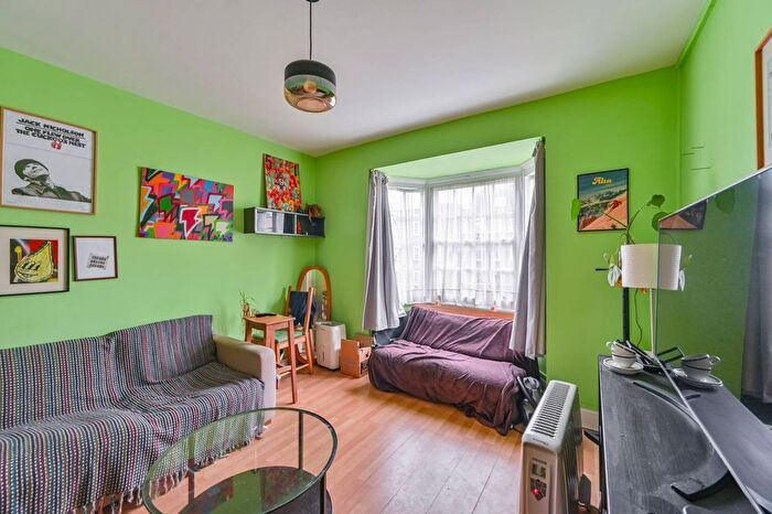 2 Bedroom Flat To Rent In Albion Avenue, Nine Elms, London, SW8