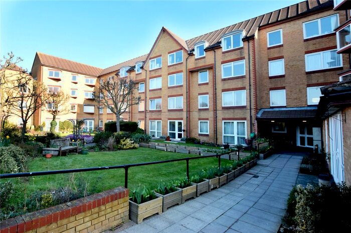 1 Bedroom Flat To Rent In Cassio Road, Watford, Hertfordshire, WD18