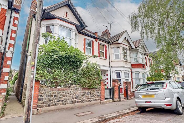 2 Bedroom Flat For Sale In Beedell Avenue, Westcliff-On-Sea, SS0