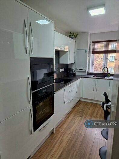 2 Bedroom Flat To Rent In Holywell Close, London, SE16