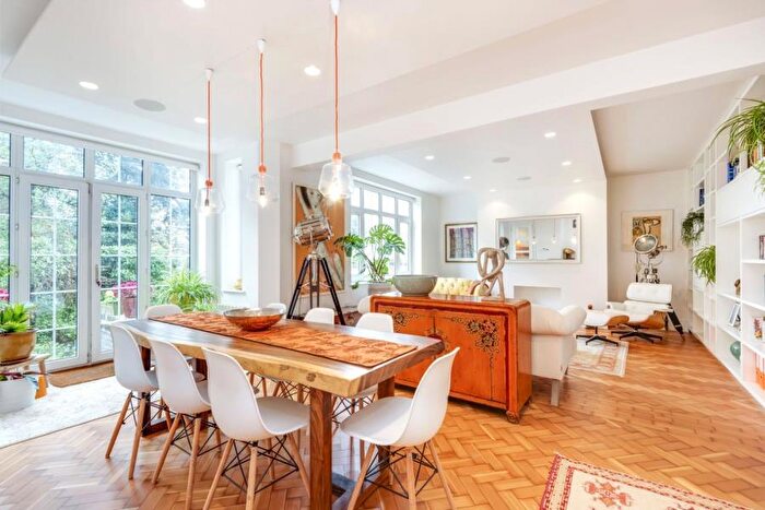 3 Bedroom Apartment To Rent In Wood Lane, Highgate, N6