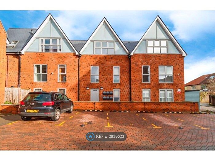 3 Bedroom Flat To Rent In Church End, Southampton, SO15