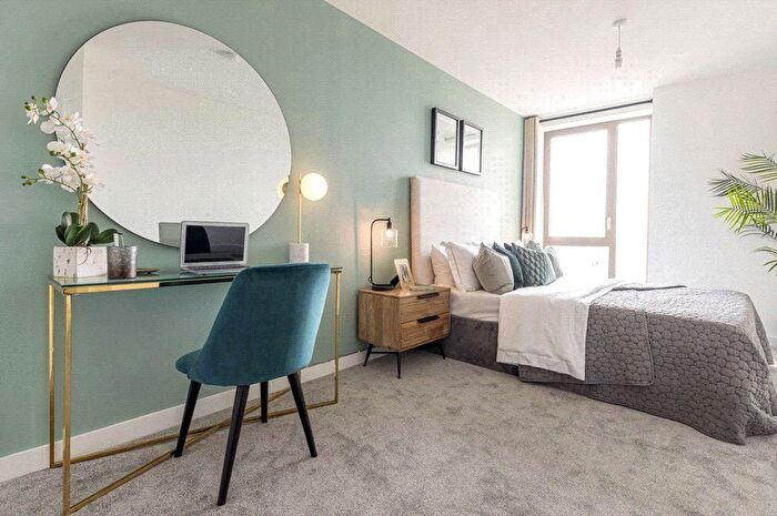 2 Bedroom Flat For Sale In The Lock, Greenford Quay, Greenford, UB6