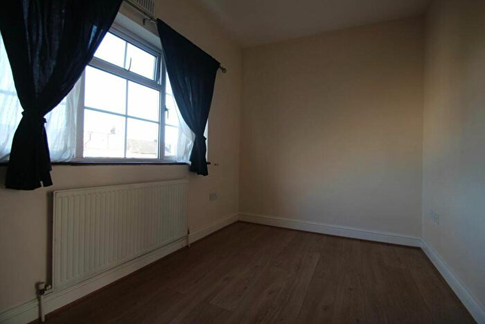1 Bedroom Flat To Rent In Seymour Gardens Ilford, IG1