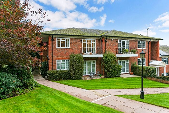 3 Bedroom Flat To Rent In Oak End Way, Gerrards Cross, SL9