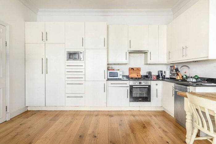 1 Bedroom Flat To Rent In St Georges Square, Pimlico, London, SW1V