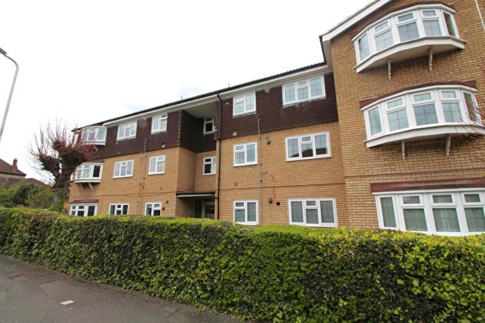 3 Bedroom Flat To Rent In Hall Lane, Upminster, RM14