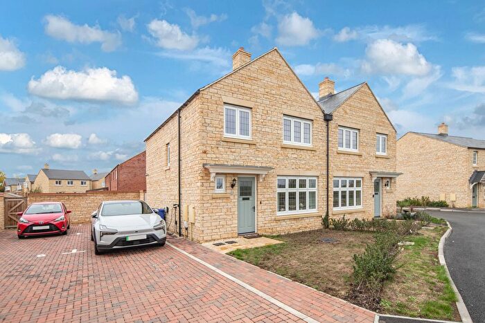 3 Bedroom Semi Detached House For Sale In Brimstone Close, Bicester, OX25