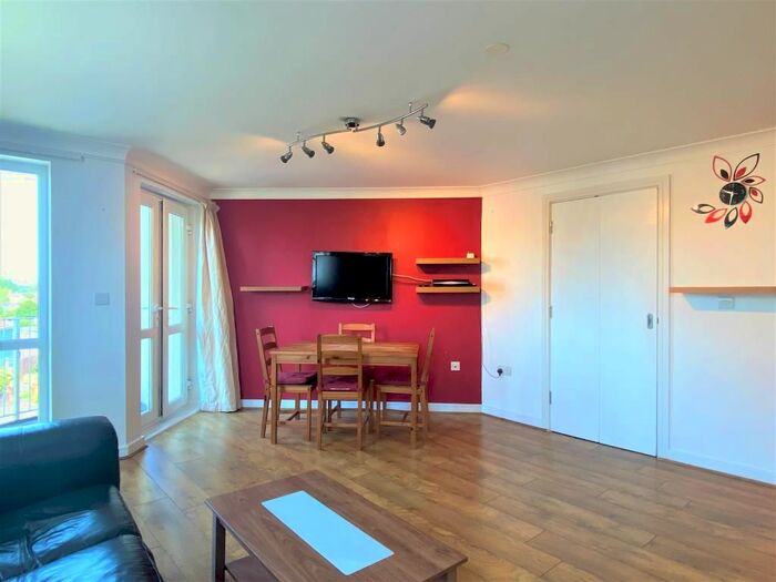 2 Bedroom Flat To Rent In Wolf Lane, Windsor, SL4