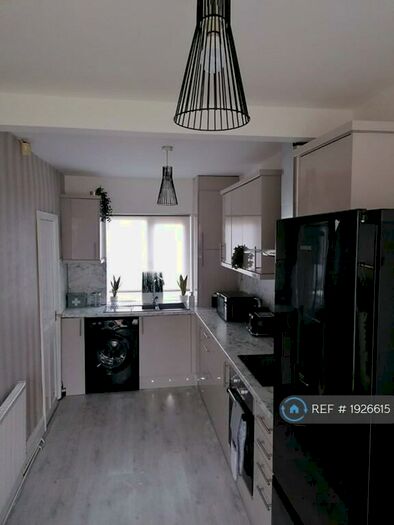 3 Bedroom Semi-Detached House To Rent In Throstle Road, Leeds, LS10