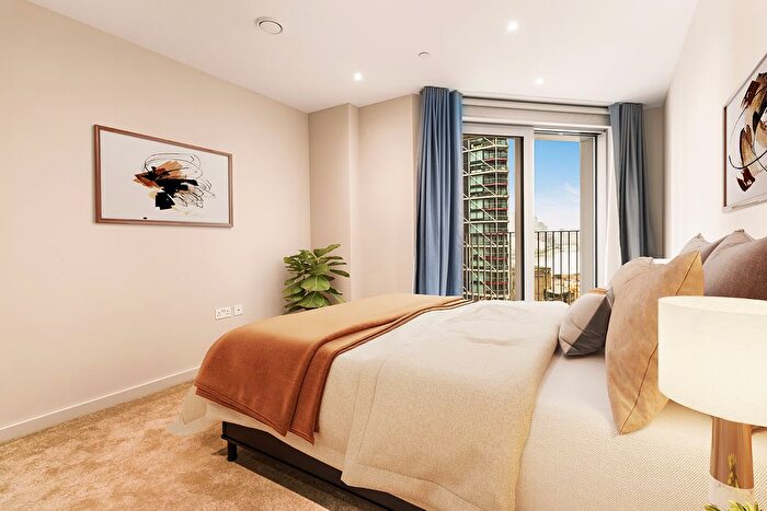 3 Bedroom Flat To Rent In Nine Elms Lane, London, SW11